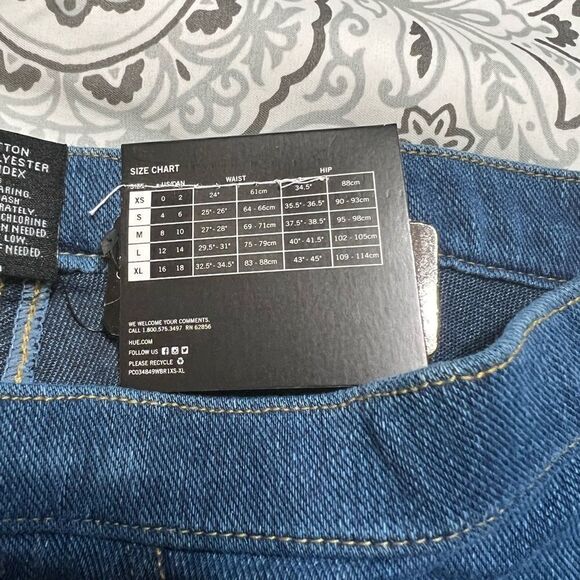 Hue Women's Mid-Rise Pull-On Denim‎ Capri Leggings - Picture 3 of 4